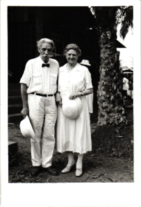 Beschriftetes Foto - Albert Schweitzer und Emmy Martin, Lambarene 1963