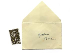 Kleines Briefkuvert mit Afrika-Briefmarken