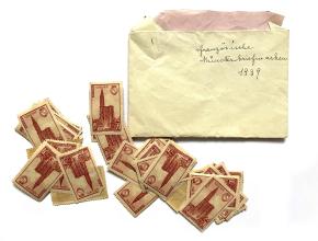 Kleines Briefkuvert mit Briefmarken