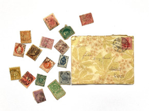 Kleines Briefkuvert mit Briefmarken