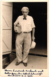 Eigenh. Widmung Albert Schweitzers auf einer Postkarte, Lambarene, 1962