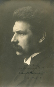Portraitaufnahme von Albert Schweitzer, mit Widmung und Signatur