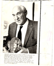 Dr. Louis präsentiert einen Stein aus der Mojave Wüste, Nordamerika