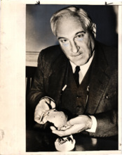 Dr. Louis Leakey präsentiert einen Gipsverband eines 600.000 Jahre alten, in Olduvai Gorge gefundenen Kinderschädels