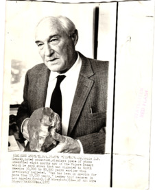 Dr. Louis präsentiert einen Stein aus der Mojave Wüste, Nordamerika
