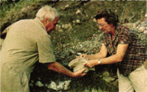 Mary and Louis Leakey mit einem Elephantenzahn