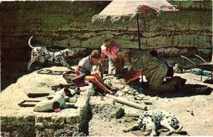 Mary Leakey beim Vermessen eines Fußabdrucks in Vulkanasche