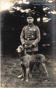 Leutnant Immelmann mit Hund