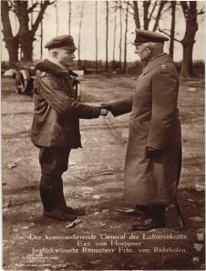M. v. Richthofen & v. Höppner beim Handschlag