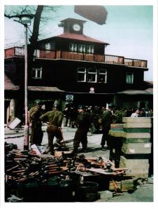 Amerikanisches Militär an den Toren des Buchenwald KZ