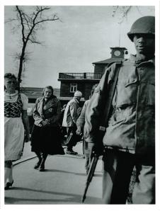 Amerikanische Armee führt die Weimarer Bevölkerung durch das KZ