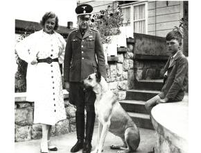 Ilse & Karl Otto Koch mit Hund und Kind