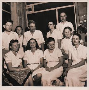 Gruppenfoto einiger Lambarene-Mitarbeiter, inkl. Albert Schweitzer