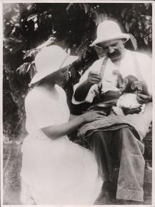 Albert Schweitzer und Emma Hausknecht mit Äffchen