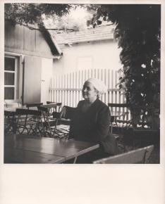 Emma Hausknecht auf der Terasse