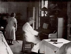 Albert Schweitzer am Klavier.