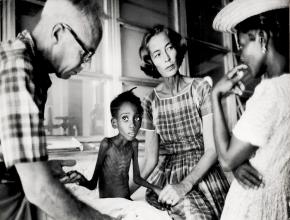 Larimer Mellon & Gwen Grant mit einem unterernährten Kind und dessen Mutter.