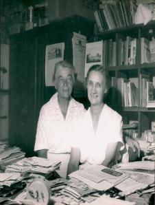 Mathilde Kottman & Hanna Oberman in einem Arbeitszimmer.