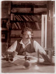 Portraitaufnahme von Albert Schweitzer in seinem Büro in Königsfeld