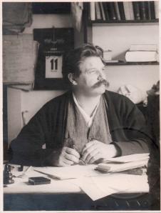 Portraitaufnahme von Albert Schweitzer in seinem Büro in Königsfeld