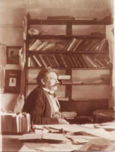 Portraitaufnahme von Albert Schweitzer in seinem Büro in Königsfeld