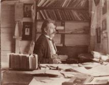 Portraitaufnahme von Albert Schweitzer in seinem Büro in Königsfeld