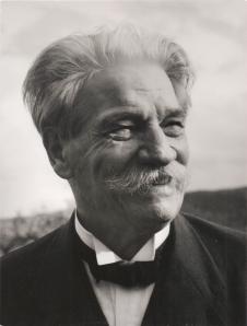 Portraitaufnahme v. Albert Schweitzer bei der Vorführung des Films 