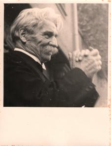 Albert Schweitzer vor dem Goethe-Haus in Frankfurt, nach Ernennung zum Ehrenbürger der Stadt