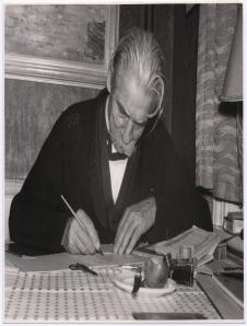 Albert Schweitzer am Arbeitstisch in Emil Mettlers Restaurant in London