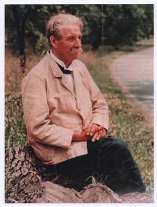 Albert Schweitzer vor dem Haus von M.Haeberlé in Gunsbach (1959)