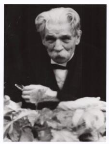 Albert Schweitzer am Fenster  (Gunsbach, 1959)