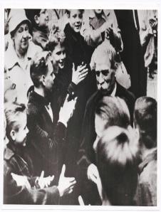 Albert Schweitzer inmitten von Jugendlichen in Kopenhagen (1959)