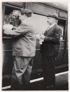 C. F. Andrews, Albert Schweizer & John Fletcher am Londoner Bahnhof.