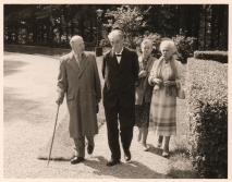 Albert Schweitzer mit Dr. Salomon und Magdalena Monnier