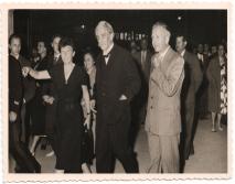 Albert Schweitzer mit Erica Anderson und Michel Charles beim Verlassen des Kinos