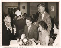 Albert Schweitzer mit Erica Anderson, Daniel & Michel Charles, Catherine Riedinger und Devika Frankenbach nach dem Kinobesuch im Restaurant