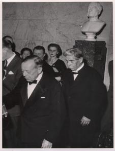 Albert Schweitzer und Gunnar Jahn betreten den Raum vor der Friedensnobelpreisverleihung in Oslo (1954)