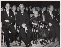 Albert & Helene Schweitzer und Torkel Opsahl bei der Verleihung des Friedensnobelpreises in Oslo (1954)