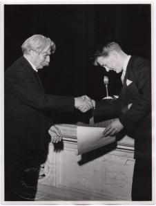 Albert Schweitzer mit Opsahl Torkel während der Studentenfeier in Oslo. (1954)