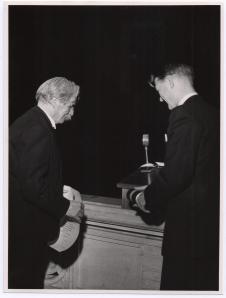 Albert Schweitzer mit Opsahl Torkel während der Studentenfeier in Oslo. (1954)