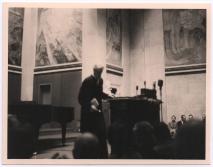 Albert Schweitzer bei seiner Rede an der Universität Oslo. (1954.11.04)