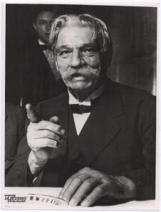 Albert Schweitzer bei Tisch sitzend in Oslo. (1954)