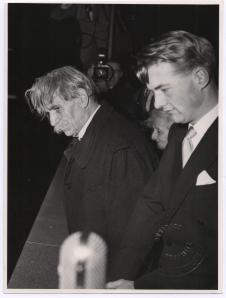 Albert & Helene Schweitzer und Opsahl Torkel beobachten die Prozession vom Balkon des Osloer Rathauses. (1954)