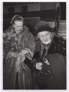 Helene Schweitzer mit Barrone d'Halloy in Oslo. (1954)