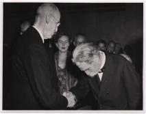 Albert Schweitzer mit Haakon VII., König von Norwegen in Oslo. (1954)
