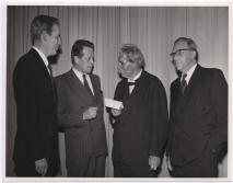 Albert Schweitzer mit Olav Larsen, Diesen Einar und Ruud Trygve, Redakteure der Zeitung Aftenposten in Oslo. (1954)