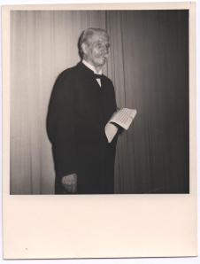 Albert Schweitzer mit Rede in der Hand im Hotel in Oslo. (1954)