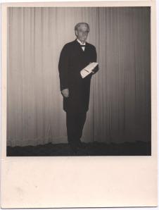 Albert Schweitzer mit Rede in der Hand im Hotel in Oslo. (1954)