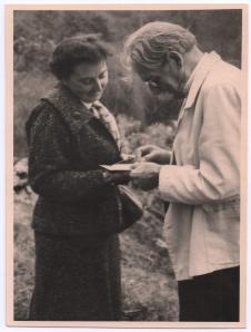 Albert Schweitzer mit Madame Beck-Mammel. (1955)