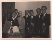 Albert Schweitzer mit der Königinmutter von Belgien Elisabeth und Musikern im Schloss Laeken. (1957)
